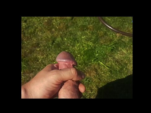 ❤️ Una guapa calenta es folla el seu cony rosa i es corre amb un esquitxat en un jardí d'estiu Súper sexe a nosaltres ca.muitohentai.ru ❤